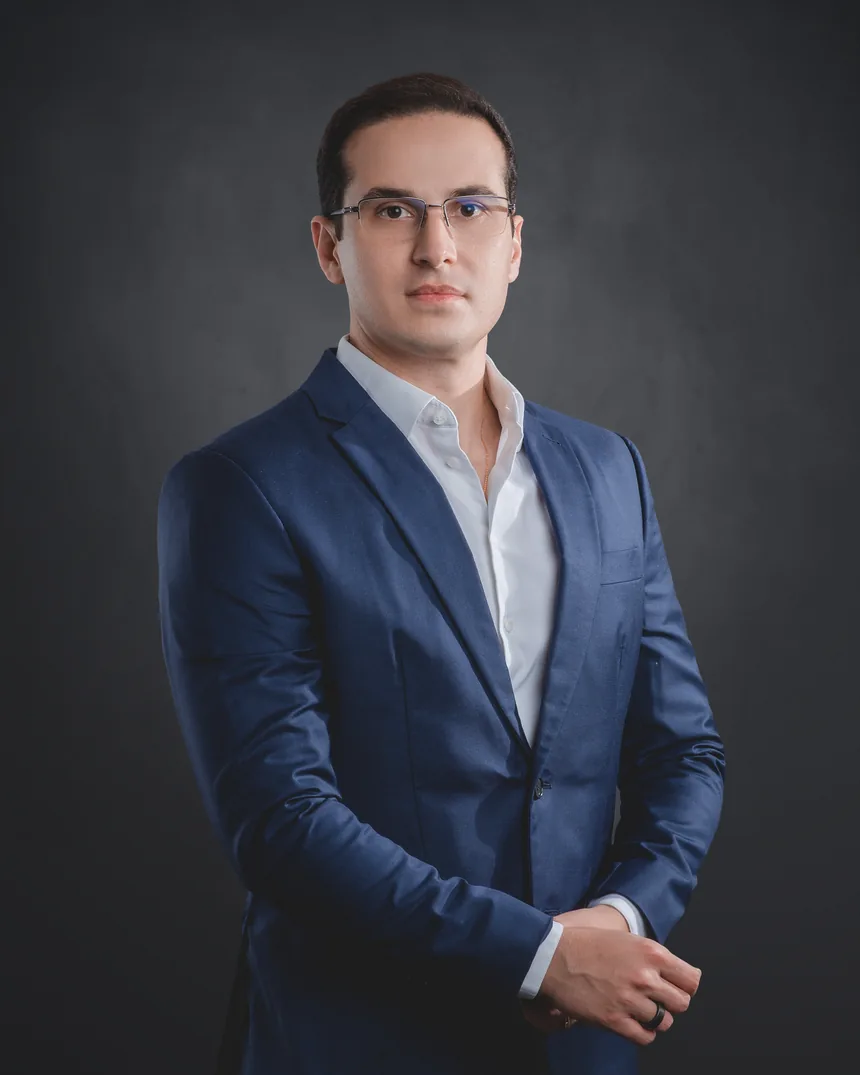 Retrato do Dr. Diego Mattos Pereira em traje social.